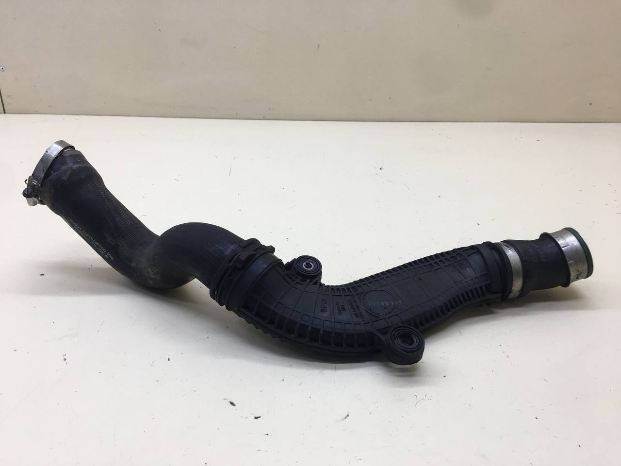 Патрубок интеркулера Volkswagen Passat B7 2011-2015 Патрубок интеркулера Volkswagen Passat B7 2011-2015