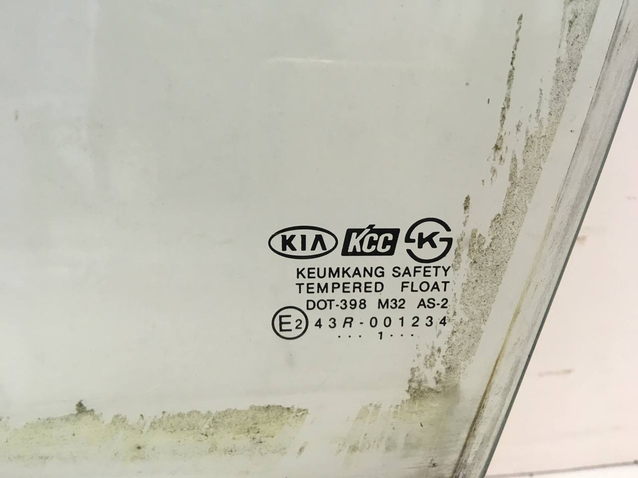 Стекло двери передней левой Kia Sephia 2001-2004