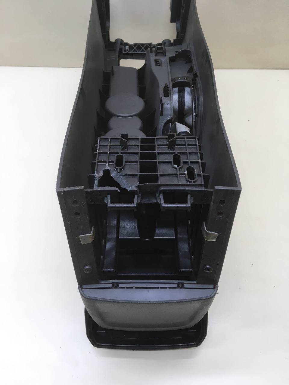 Консоль центральная Ford Focus 2 (DA) 2005-2008 Консоль центральная Ford Focus 2 (DA) 2005-2008