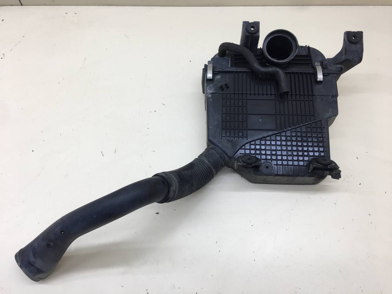 Корпус воздушного фильтра Renault Sandero 2009-2014