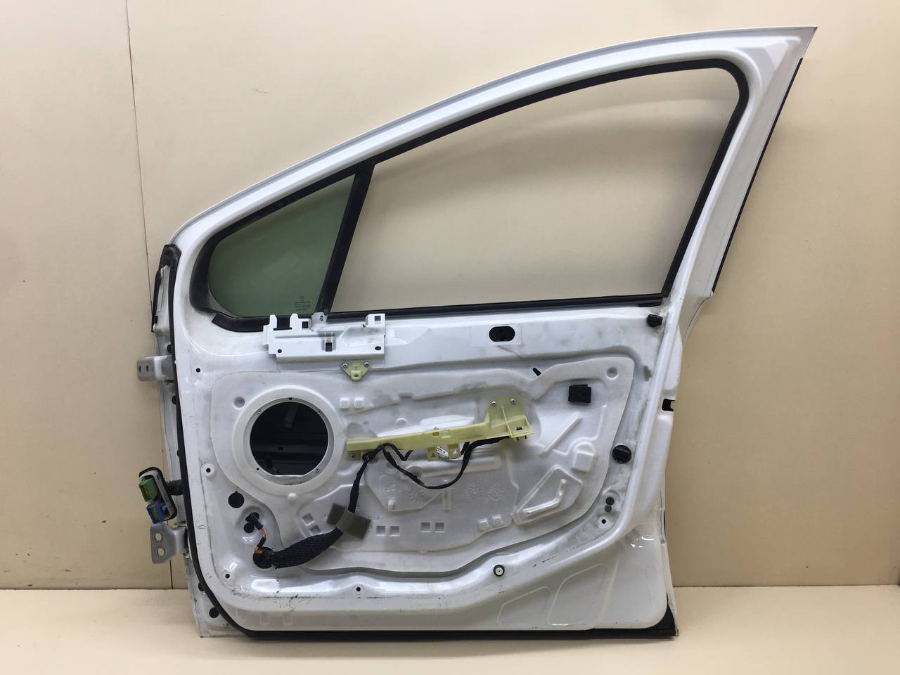 Дверь передняя правая Peugeot 308 2007> Дверь передняя правая Peugeot 308 2007>