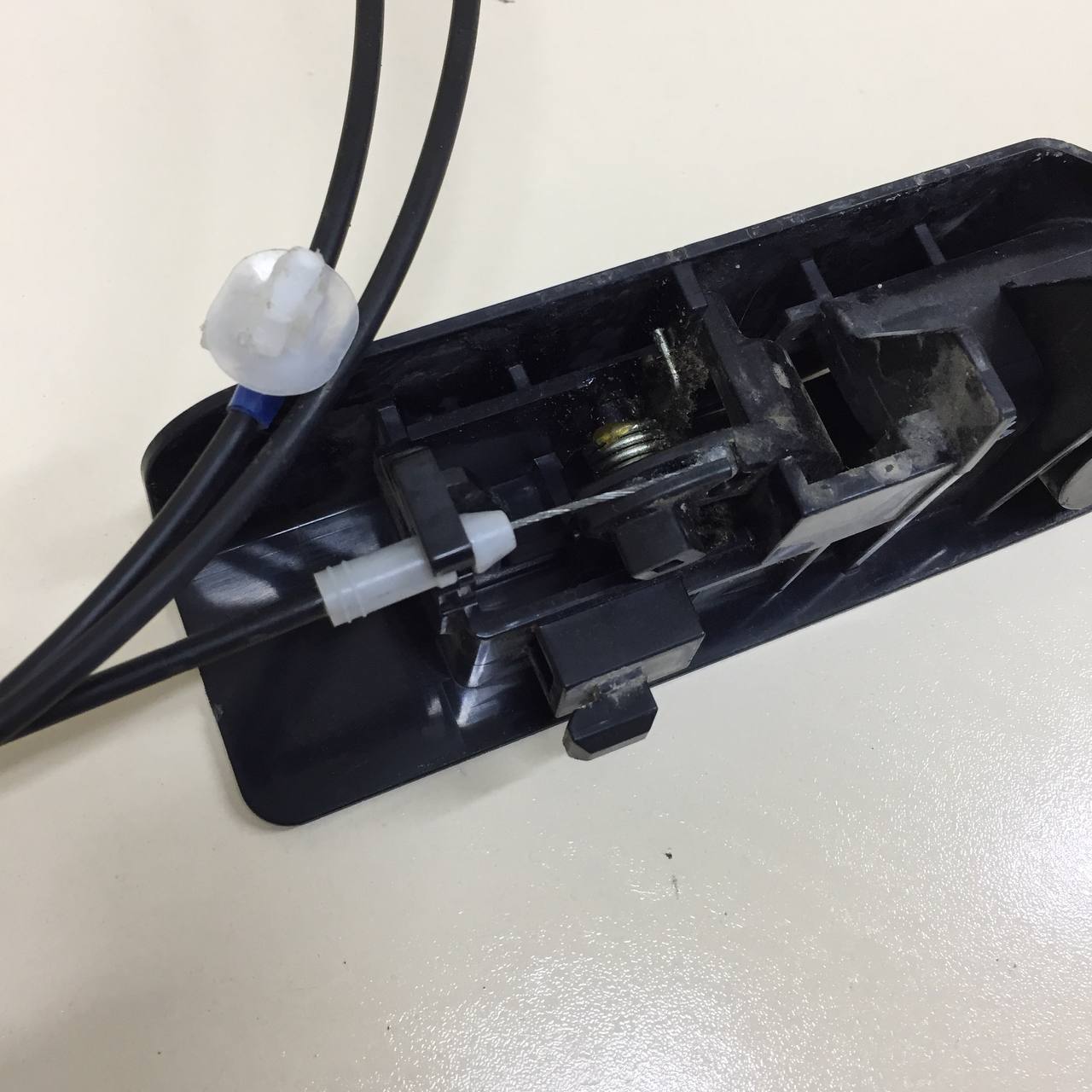 Ручка открывания лючка бензобака Toyota Auris (E150) 2006-2012