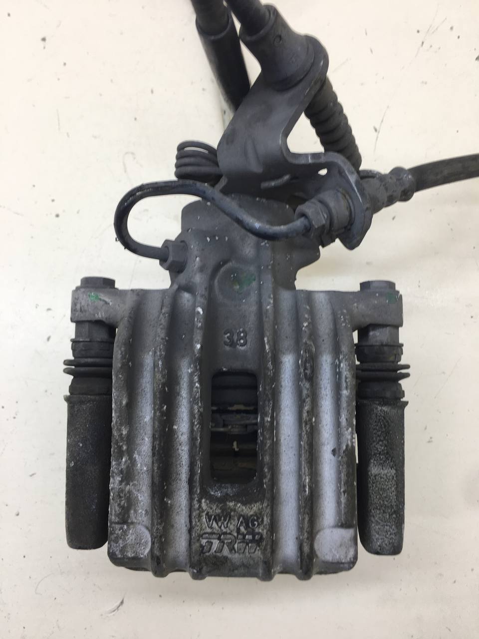 Суппорт задний левый Volkswagen Jetta (A6) 2010-2019