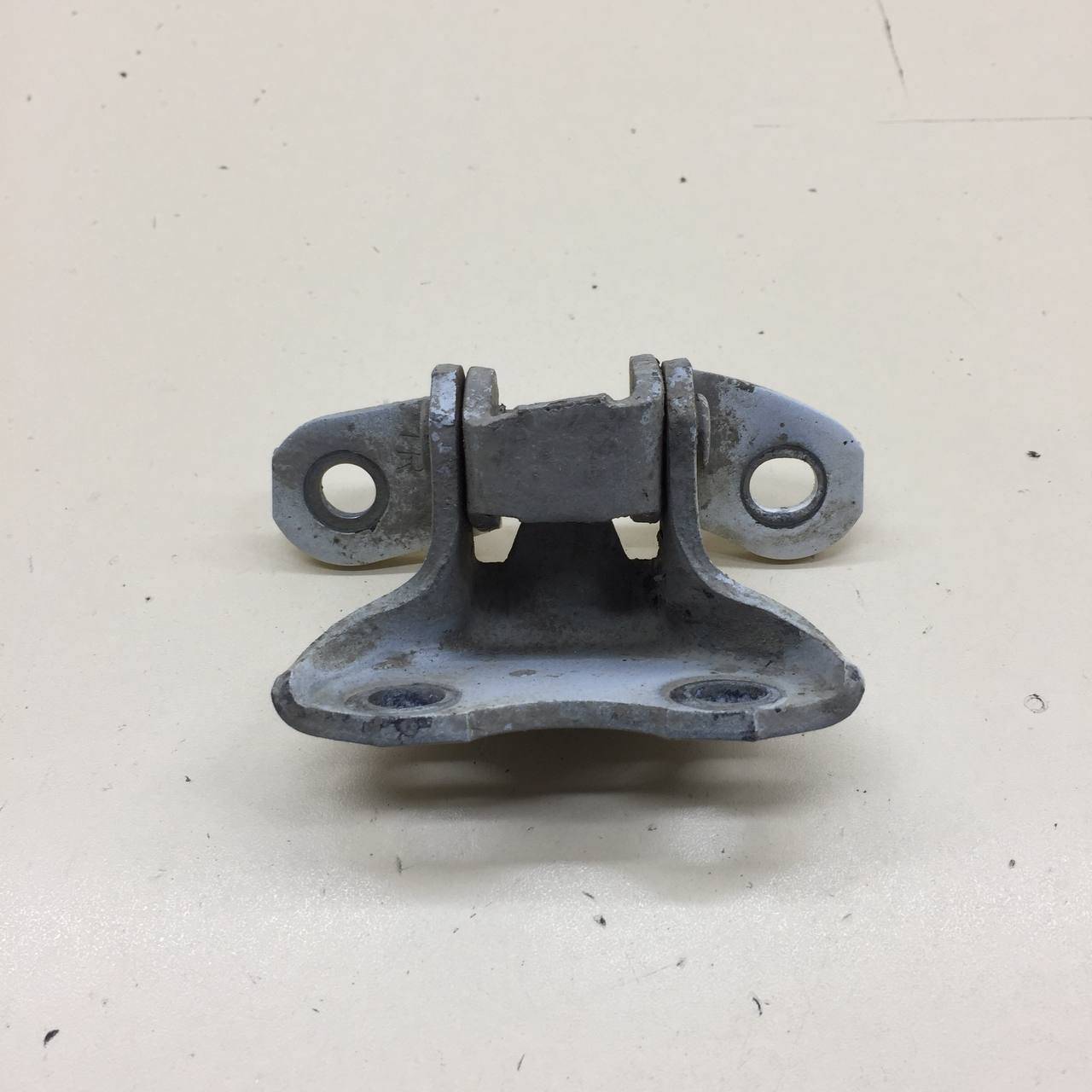 Петля двери передней правой нижняя Toyota Corolla E180 2013-2019 Петля двери передней правой нижняя Toyota Corolla E180 2013-2019
