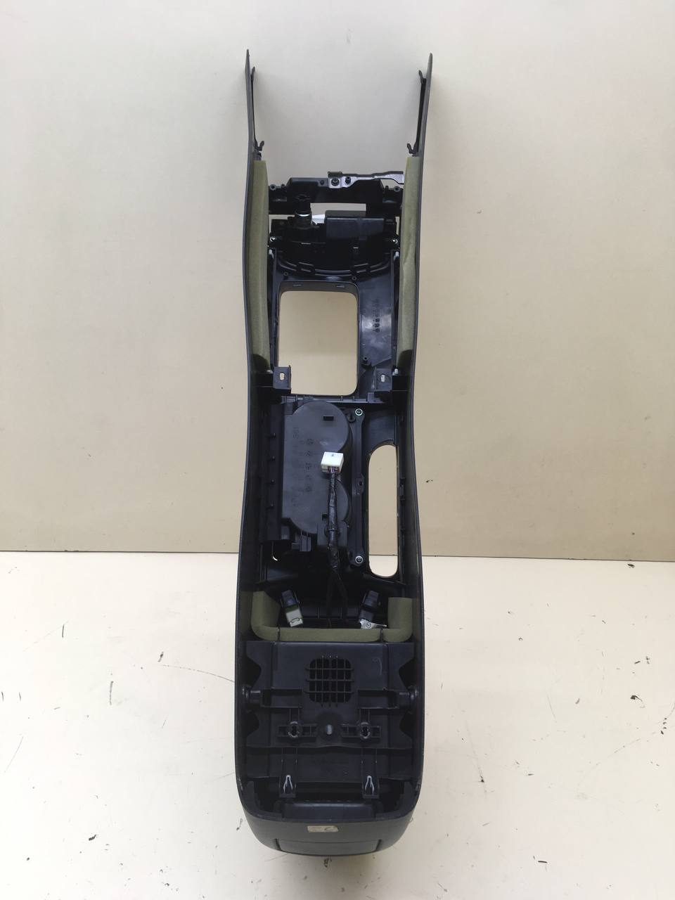 Консоль центральная Mazda Mazda 6 (GG) 2002-2007 Консоль центральная Mazda Mazda 6 (GG) 2002-2007