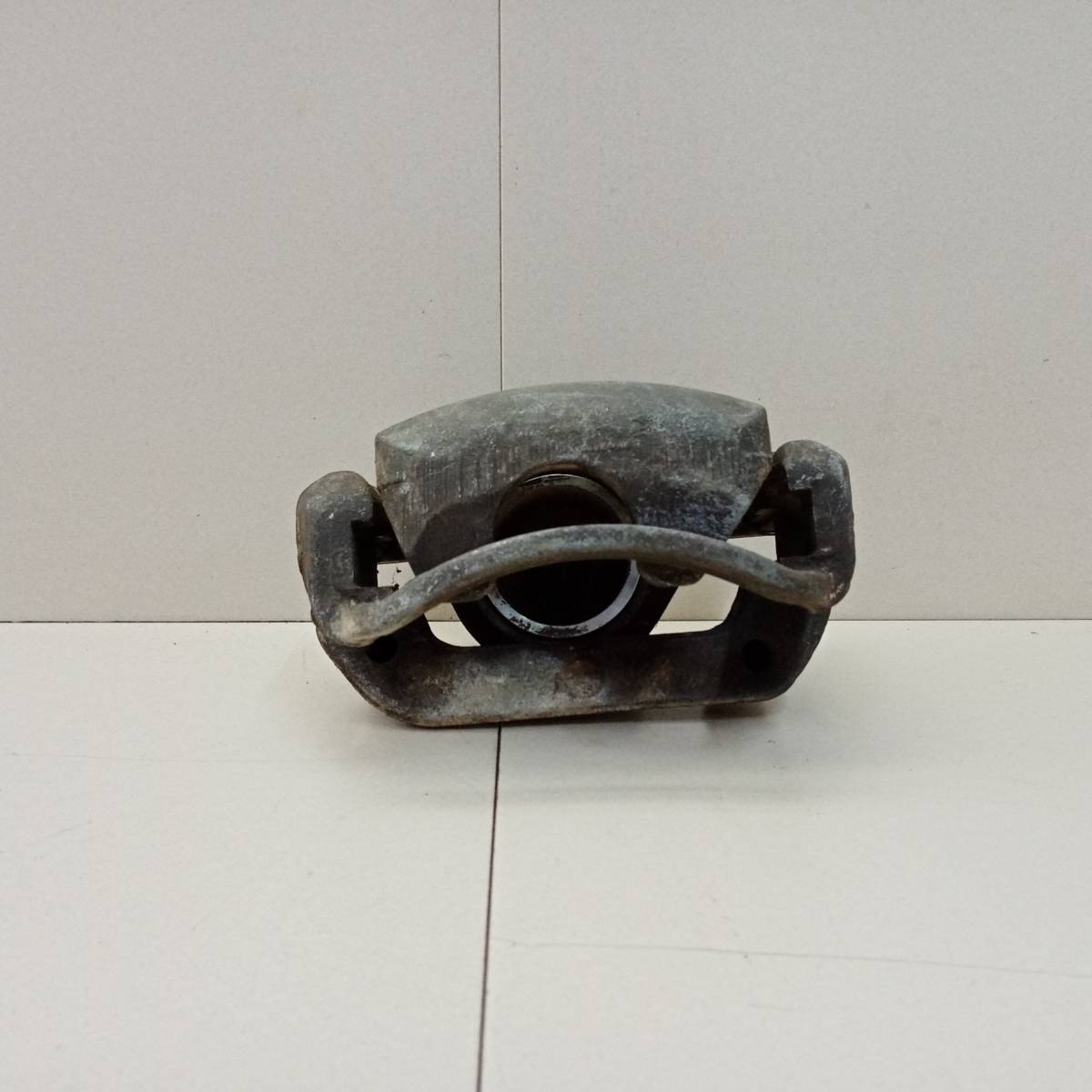 Суппорт передний левый Toyota Mark II (X90) 1992-1996 Суппорт передний левый Toyota Mark II (X90) 1992-1996