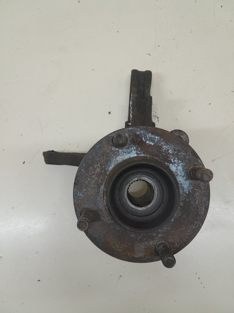 Кулак поворотный передний правый Nissan Almera (N16) 2000-2006 Кулак поворотный передний правый Nissan Almera (N16) 2000-2006