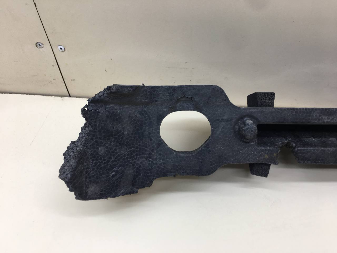 Наполнитель переднего бампера Toyota Rav 4 (XA40) 2013-2019