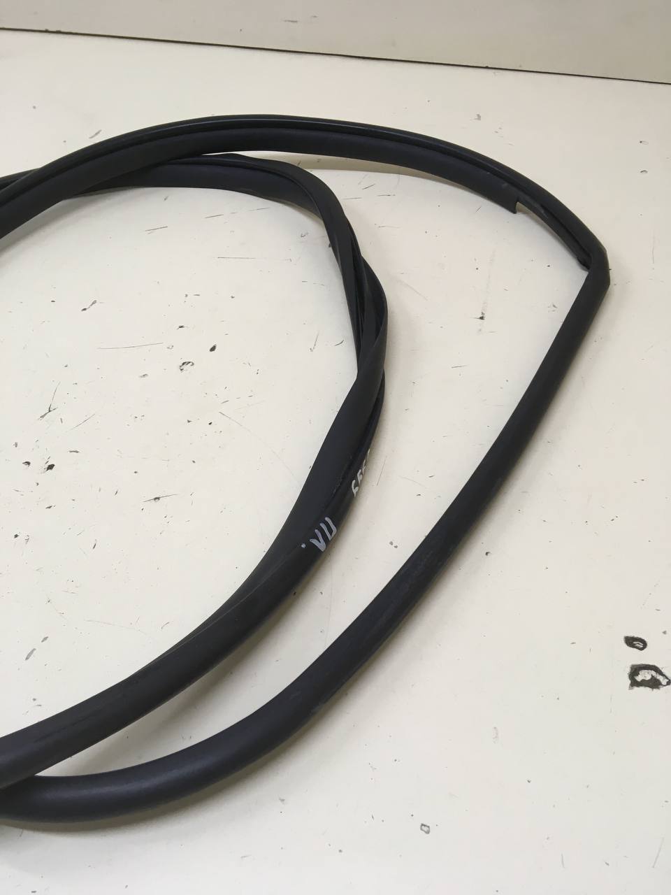 Уплотнитель проема двери передней левой Toyota Rav 4 (A30) 2006-2013