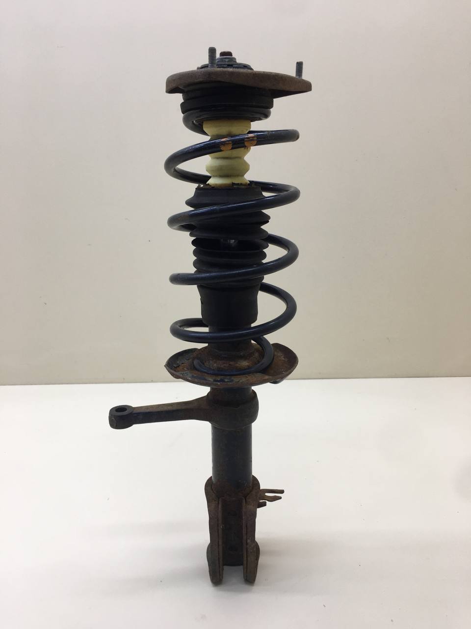 Амортизатор передний правый Lada Granta 2011>