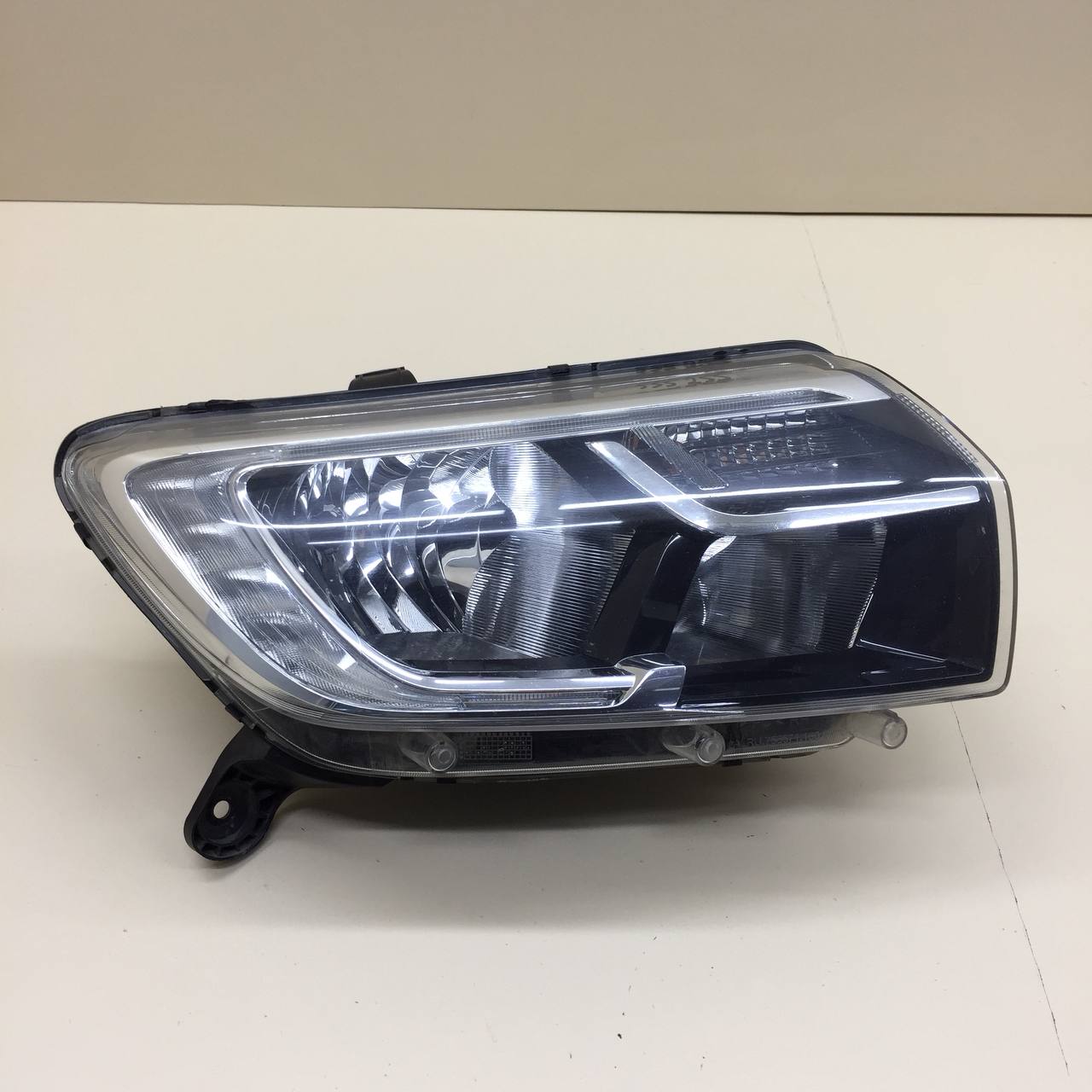 Фара правая Renault Sandero Stepway (5S) 2014-2022 Фара правая Renault Sandero Stepway (5S) 2014-2022