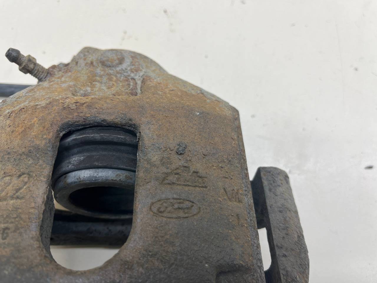 Суппорт передний правый Ford Fusion (JU) 2002-2012