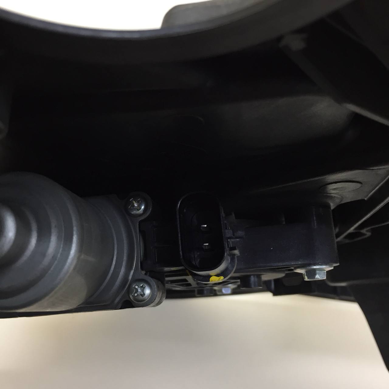 Стеклоподъемник электр. задний правый Hyundai Elantra (CN7) 2020>