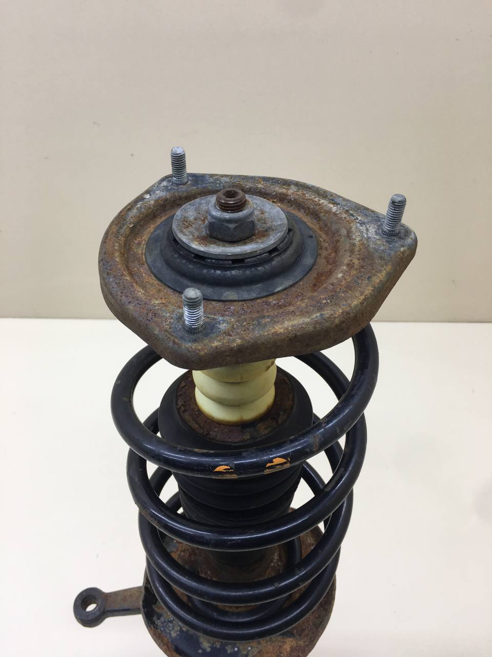 Амортизатор передний правый Lada Granta 2011>