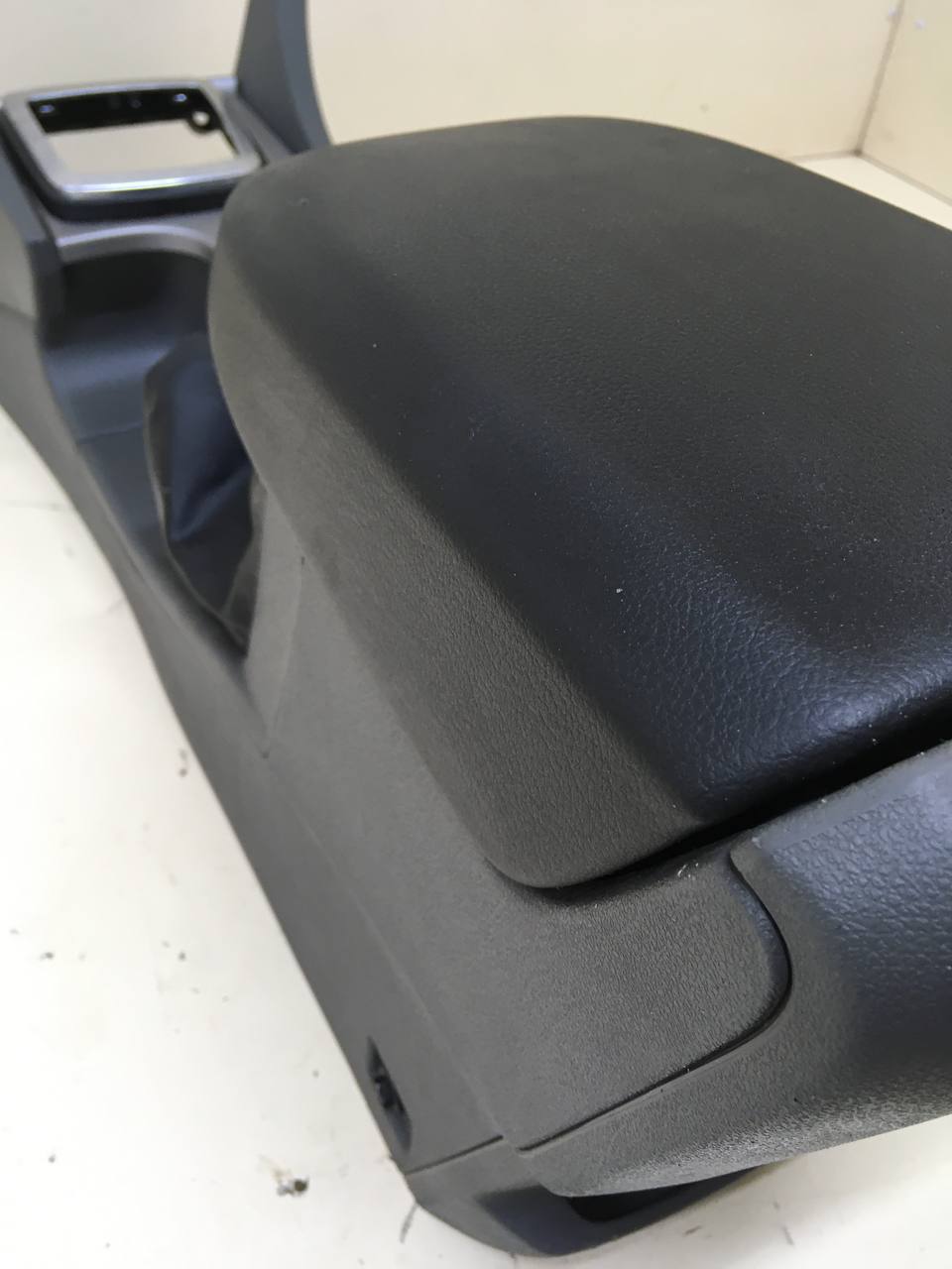 Консоль центральная Ford Focus 2 (DB) 2008-2011 Консоль центральная Ford Focus 2 (DB) 2008-2011