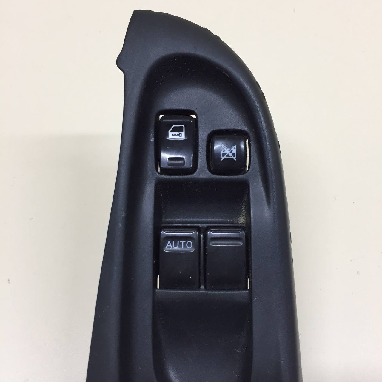 Блок управления стеклоподъемниками Nissan Almera (N16) 2000-2006 Блок управления стеклоподъемниками Nissan Almera (N16) 2000-2006