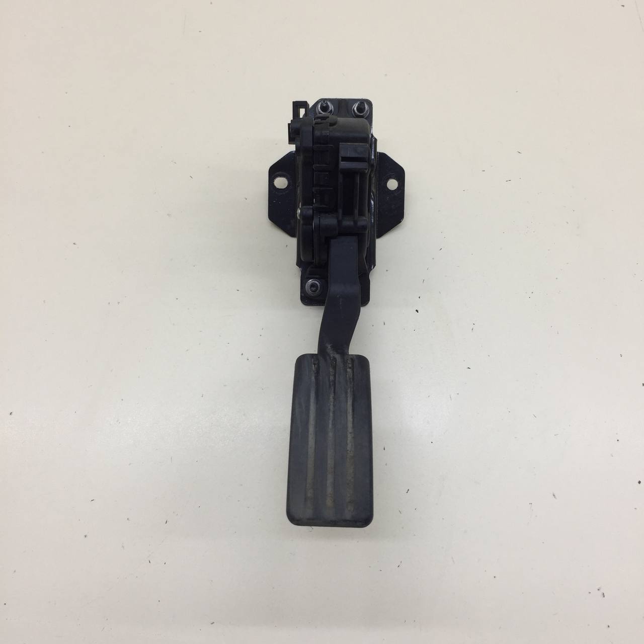 Педаль газа Nissan Almera 3 (G11, G15) 2012> Педаль газа Nissan Almera 3 (G11, G15) 2012>