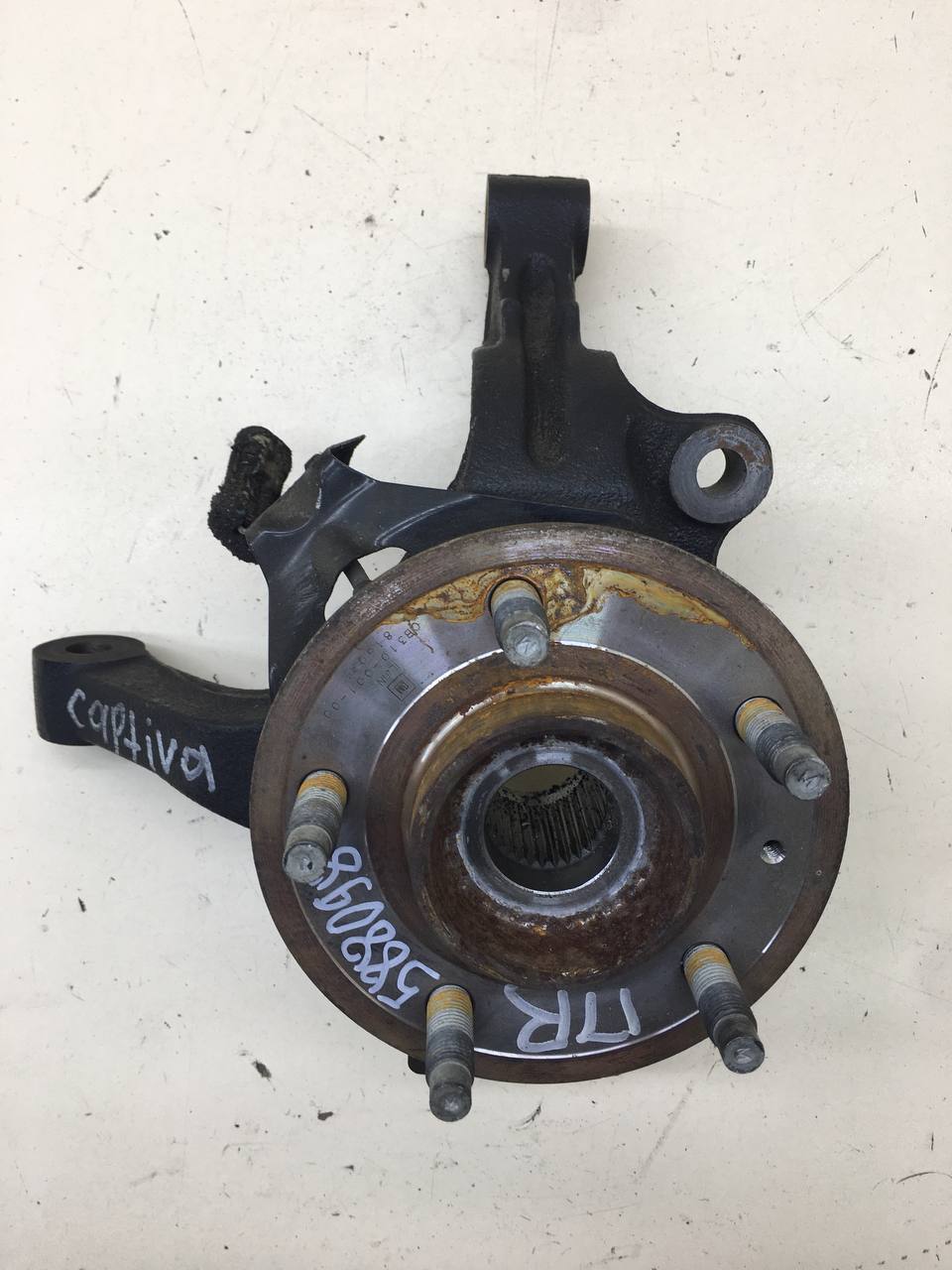 Кулак поворотный передний правый Chevrolet Captiva (C100) 2006-2011