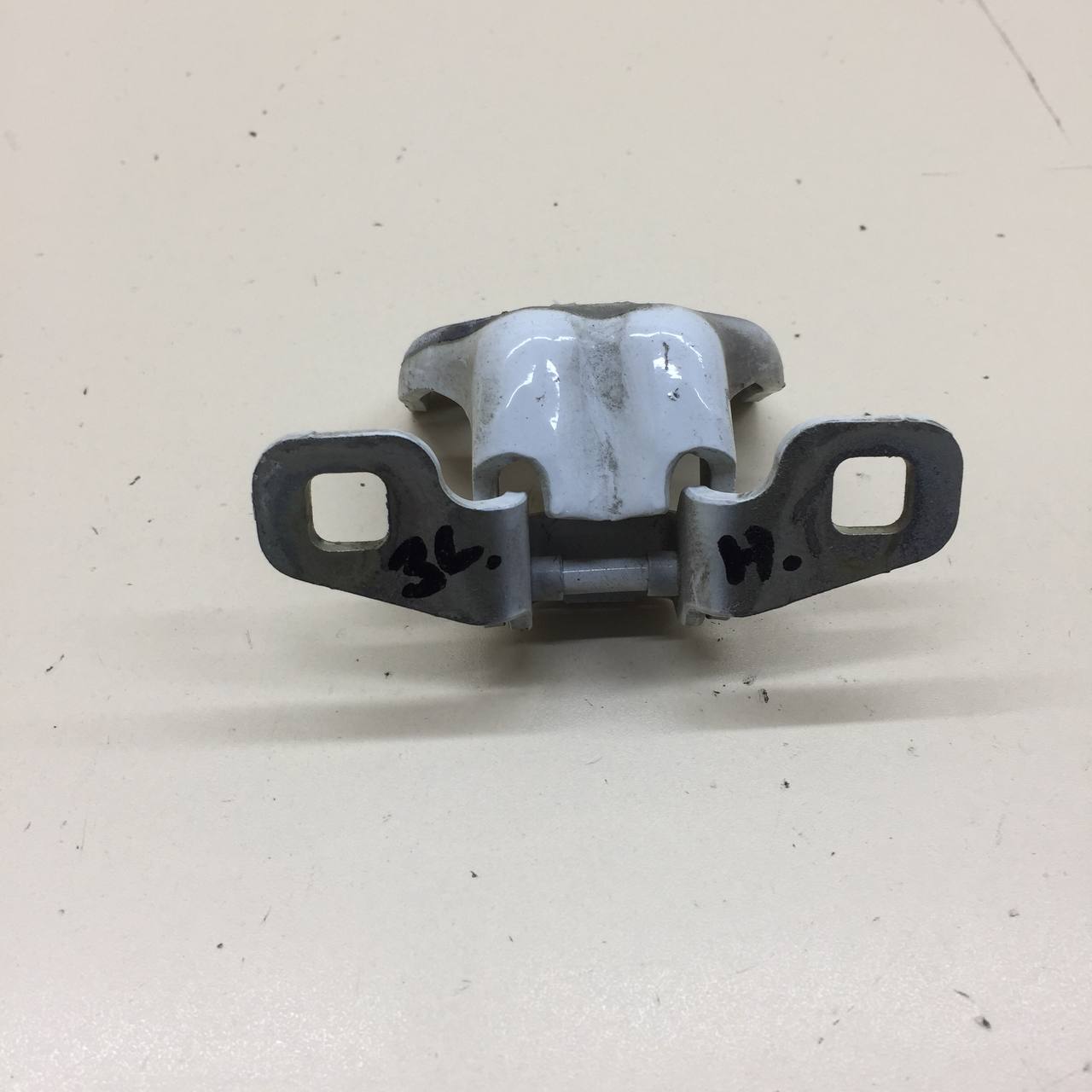 Петля двери Renault Logan (2) 2014>