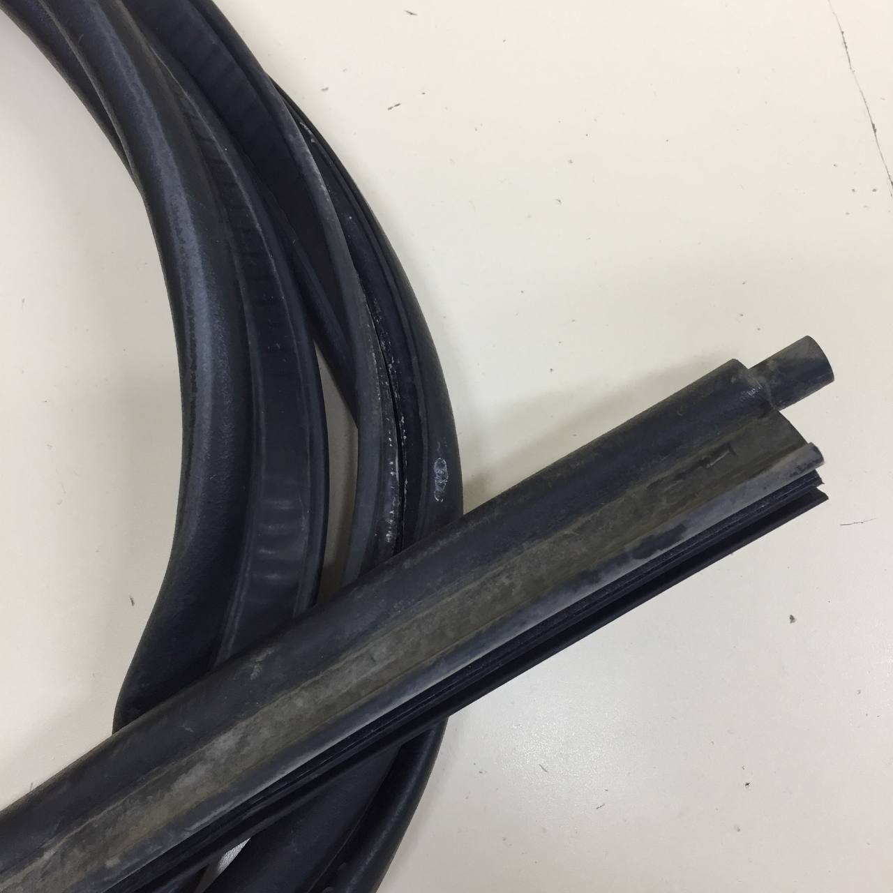 Уплотнитель багажника Renault Sandero Stepway (5S) 2014-2022