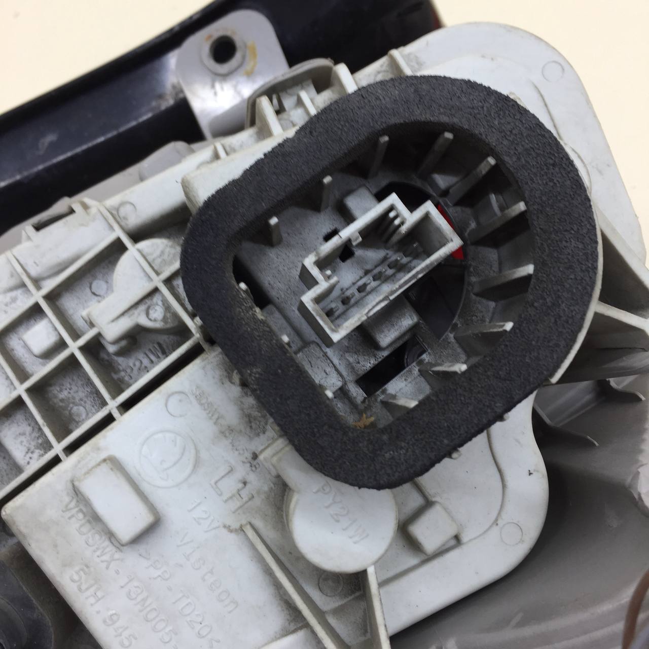 Фонарь задний левый Skoda Rapid 2012-2020