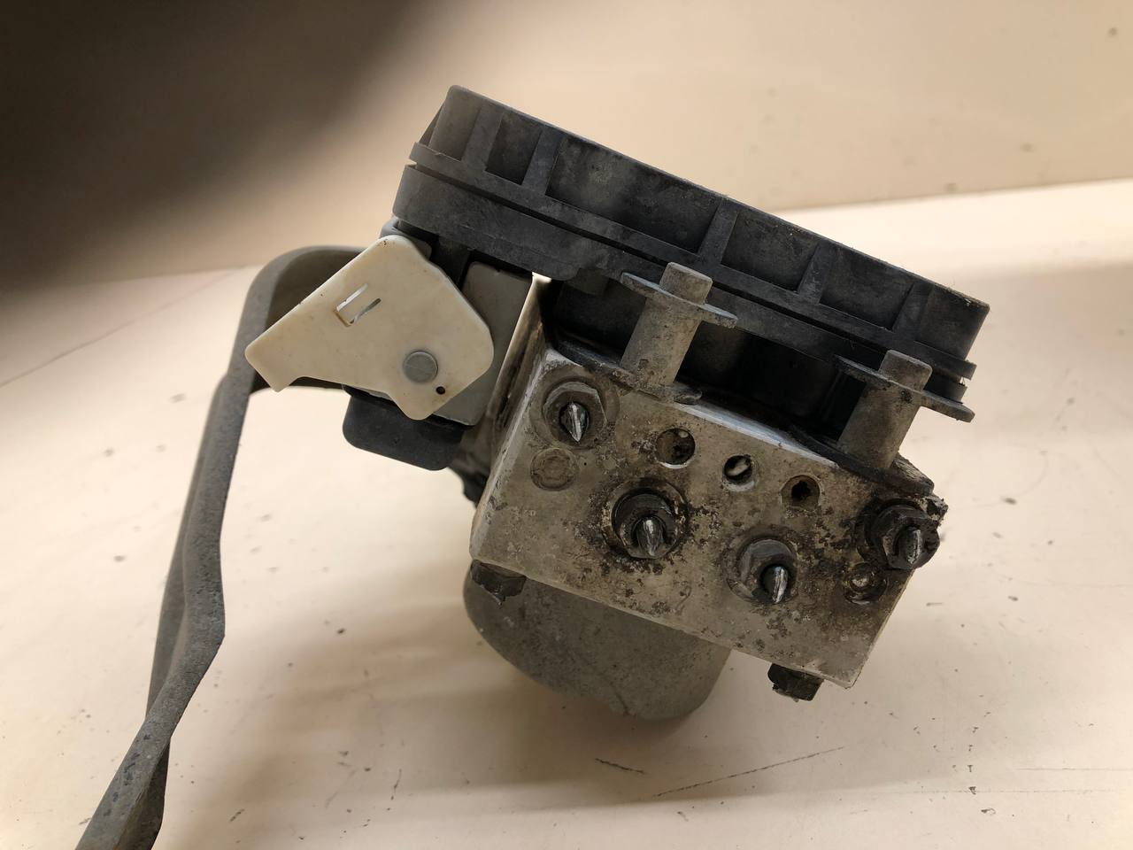 Блок ABS (насос) Mitsubishi Lancer 9  (CS/Classic) 2000-2011
