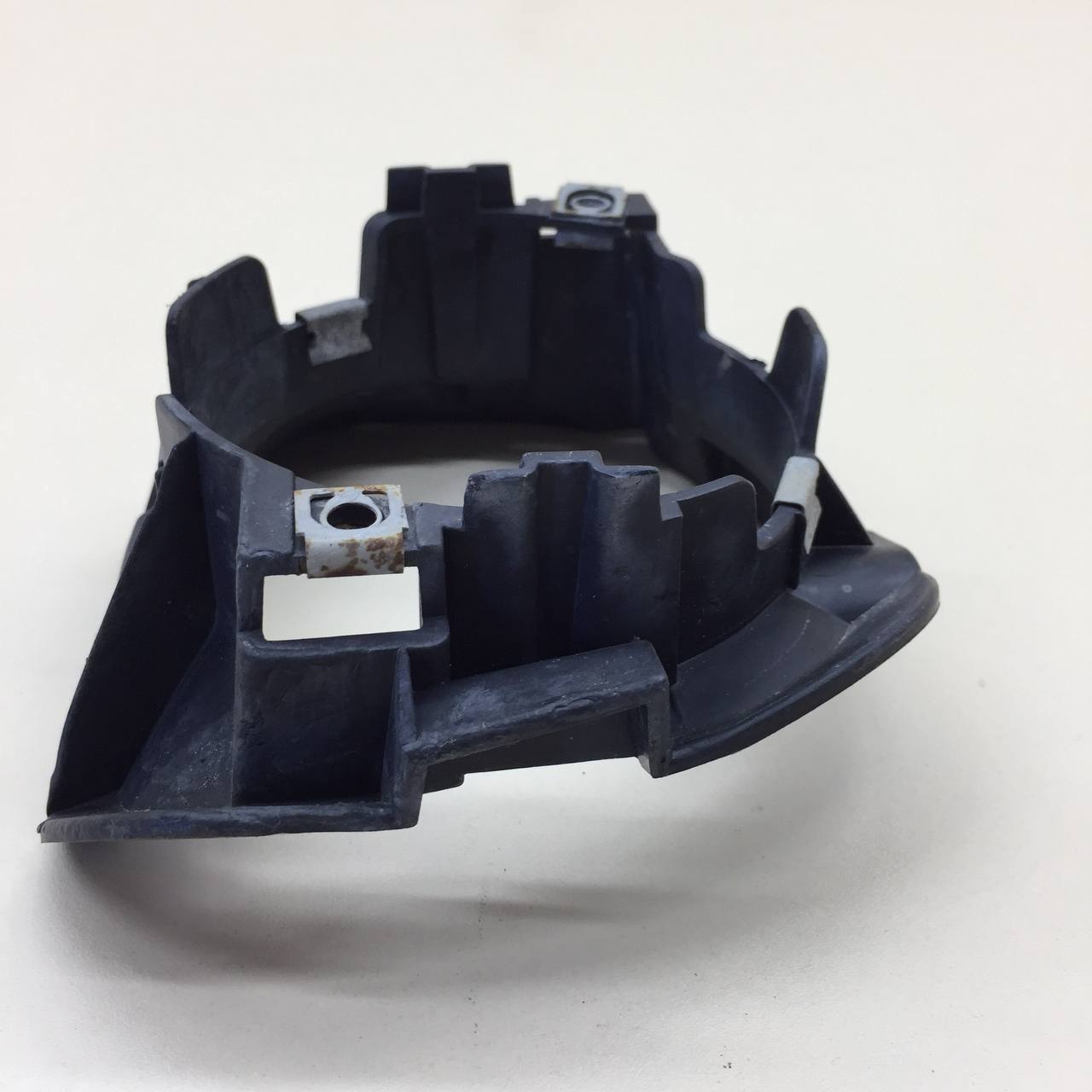 Кронштейн фары противотуманной левой Renault Duster (HSA, HSM) 2012> Кронштейн фары противотуманной левой Renault Duster (HSA, HSM) 2012>