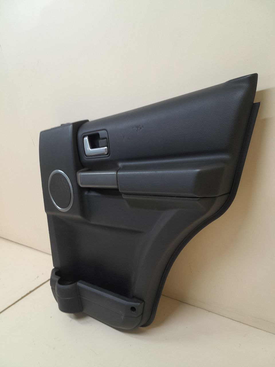 Обшивка двери задней правой Land Rover Discovery 3 (L319) 2004-2009