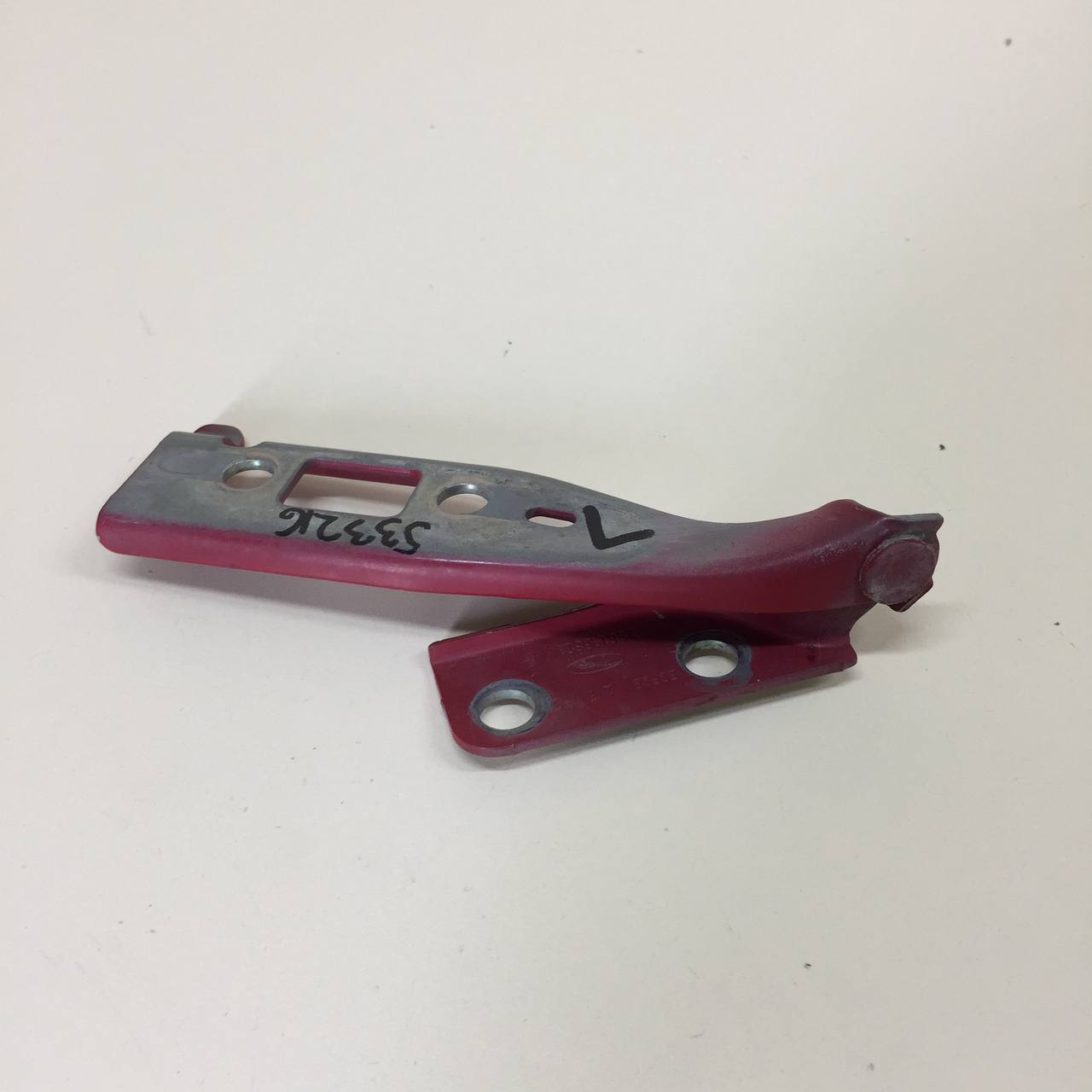 Петля капота левая Ford Fiesta (MK5) 2002-2008 Петля капота левая Ford Fiesta (MK5) 2002-2008