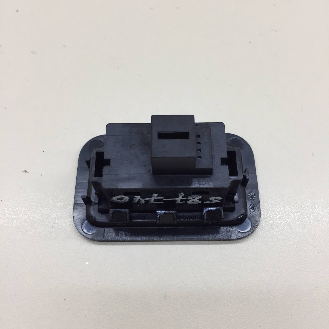 Кнопка открывания багажника Audi A4 (B8) 2007-2015