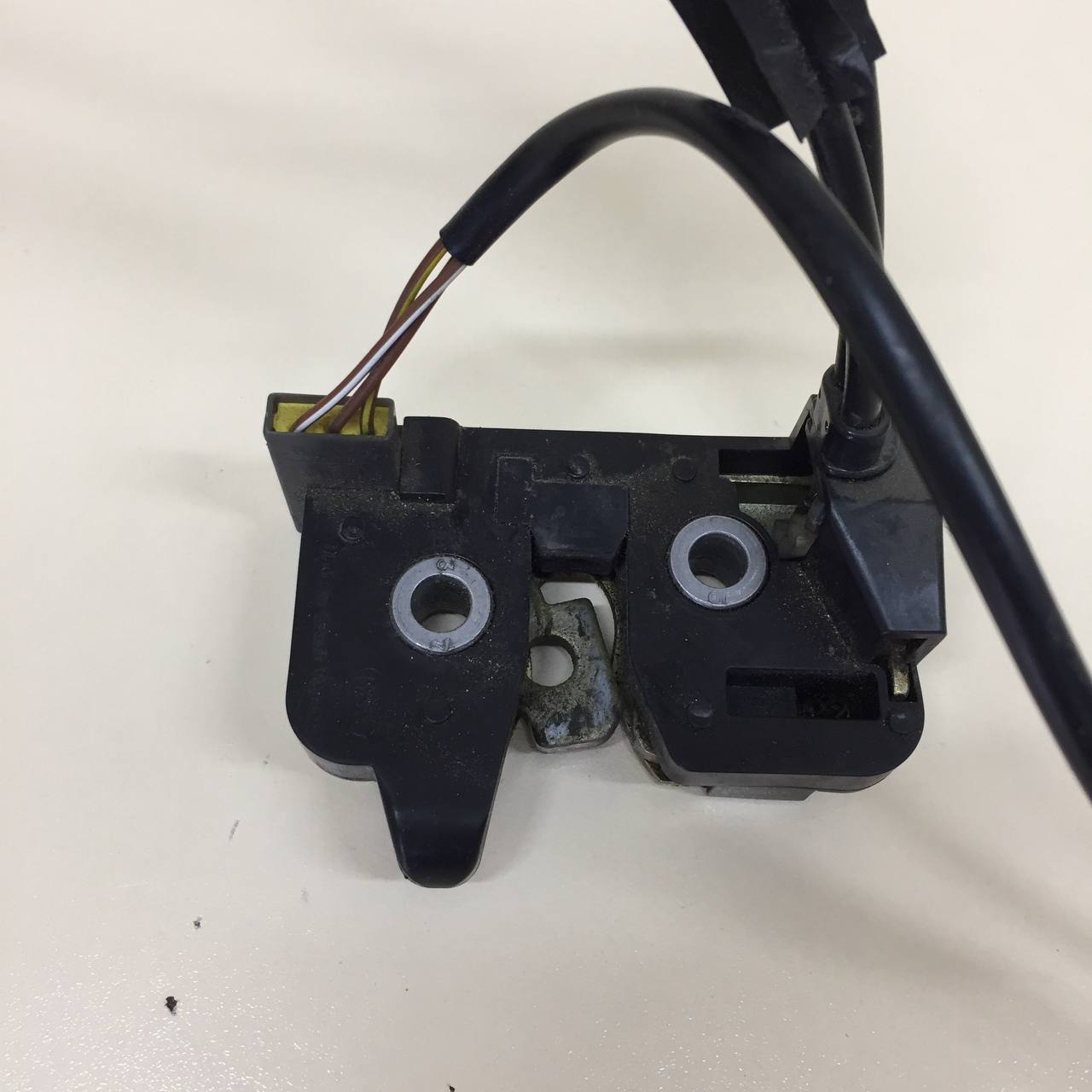 Замок багажника Ford Fusion (JU) 2002-2012 Замок багажника Ford Fusion (JU) 2002-2012