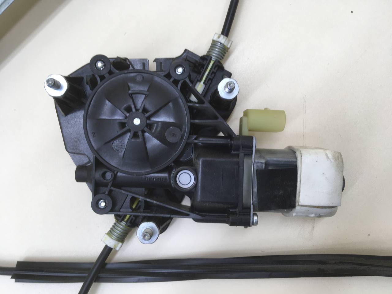 Стеклоподъемник электр. передний правый Lada Granta 2011>