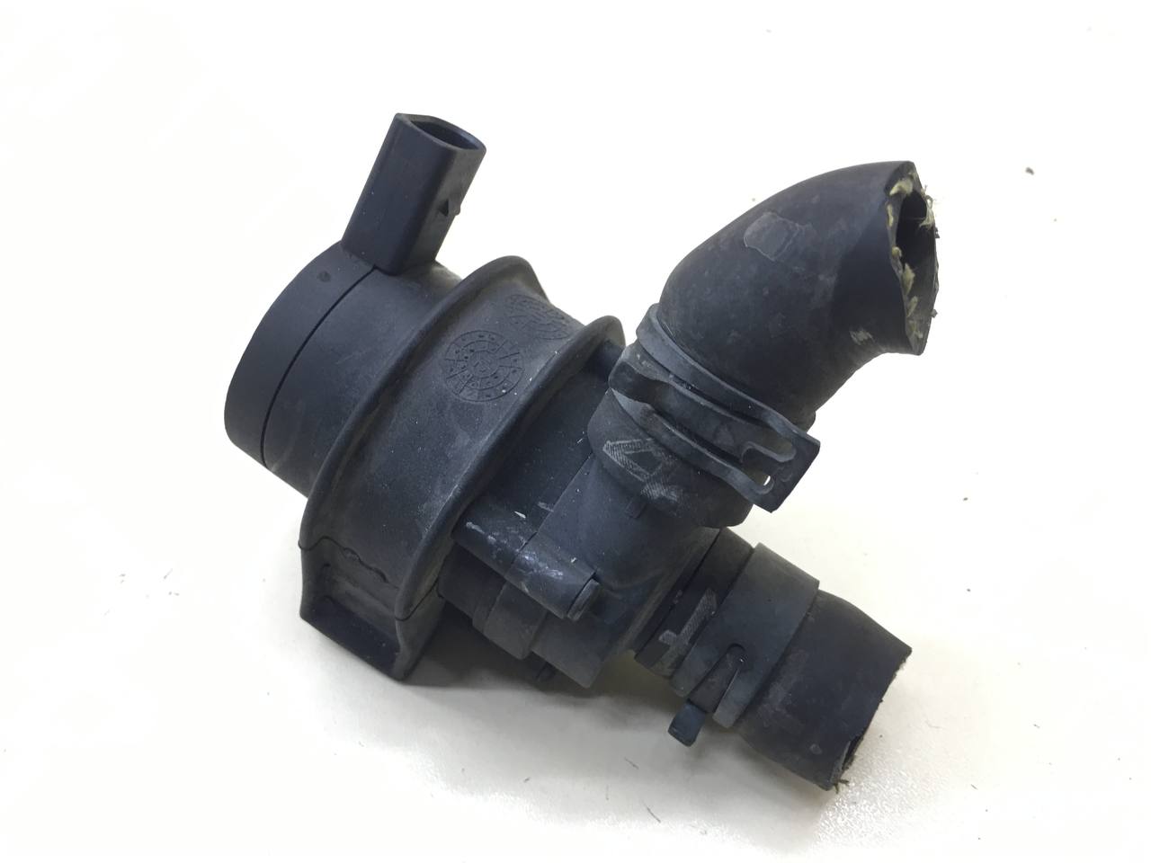 Насос водяной (помпа) Volkswagen Passat B7 2011-2015 Насос водяной (помпа) Volkswagen Passat B7 2011-2015