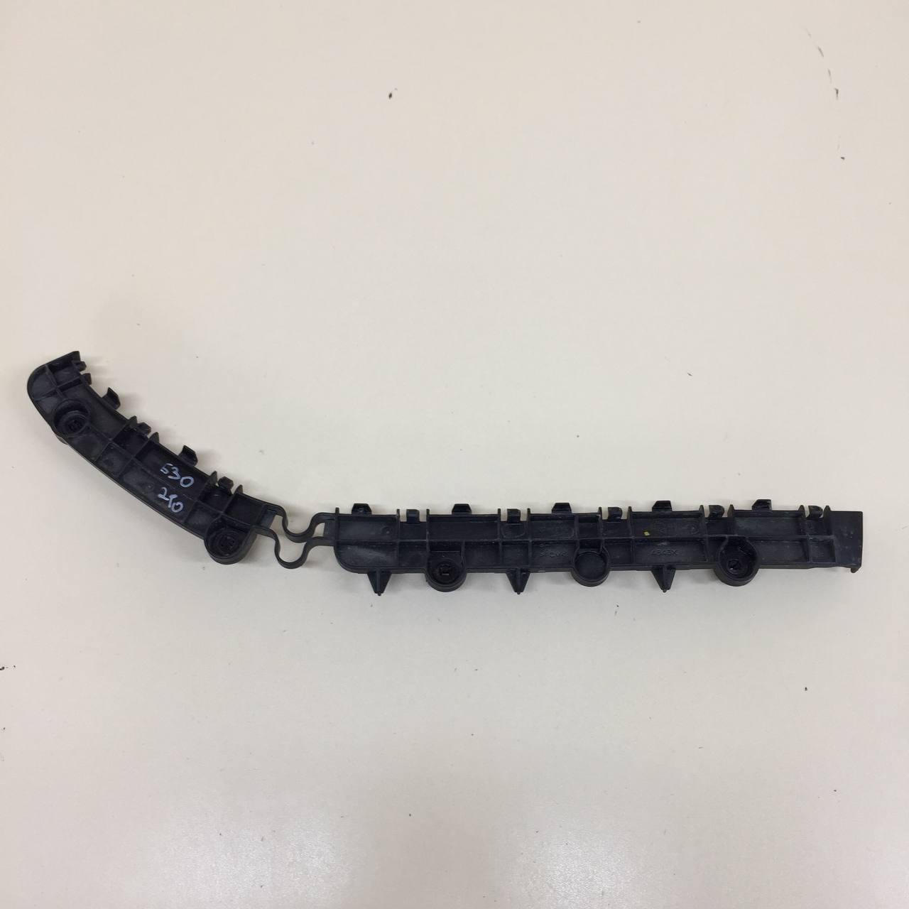 Кронштейн заднего бампера правый Mitsubishi Outlander (GF) 2012>