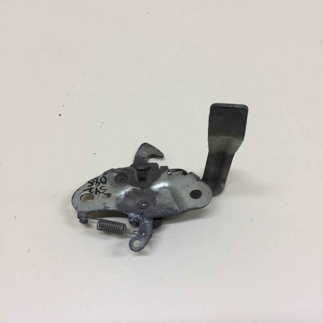 Замок капота Peugeot 107 2006-2014 Замок капота Peugeot 107 2006-2014