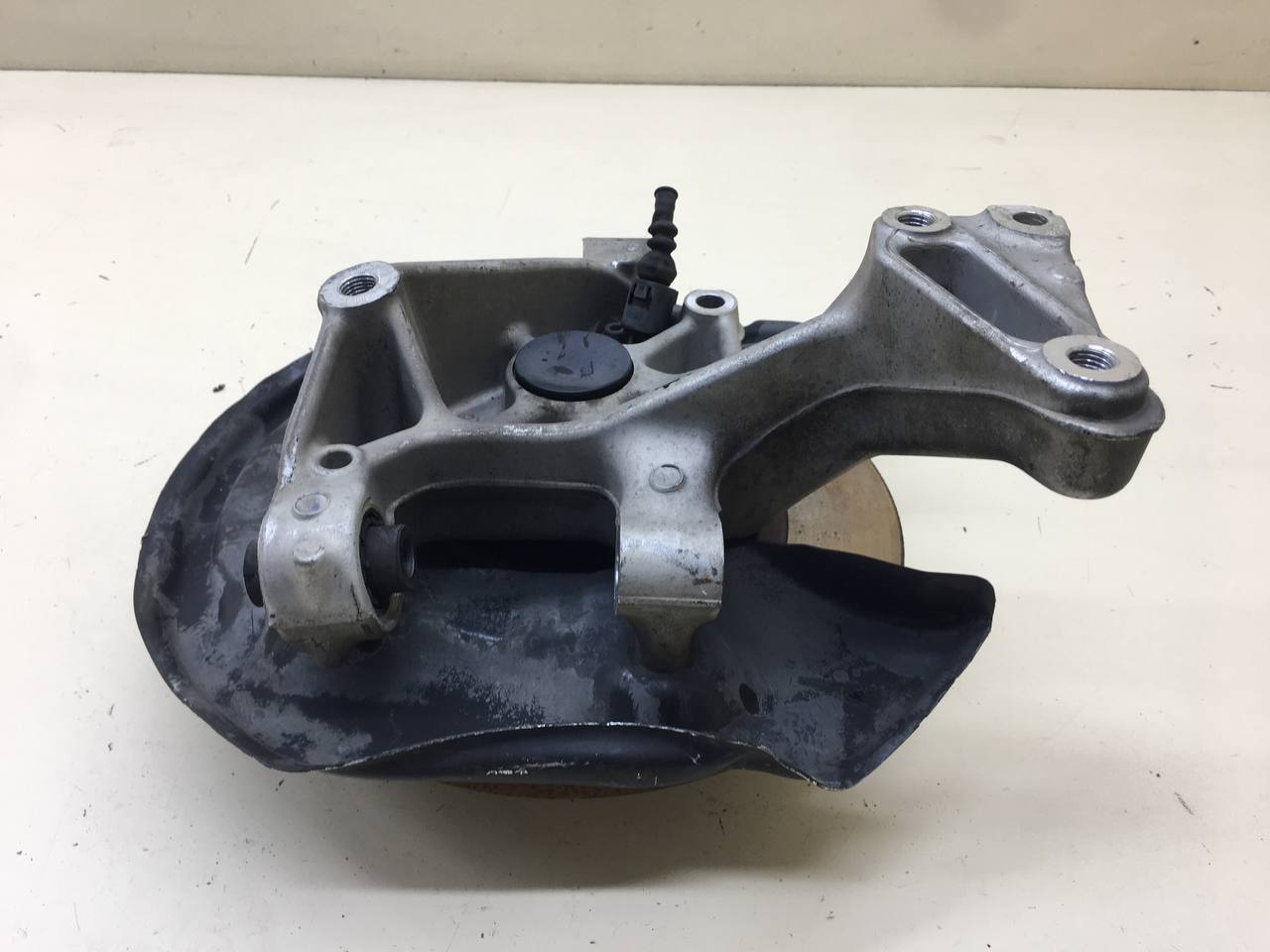 Кулак поворотный задний левый Volkswagen Passat B7 2011-2015