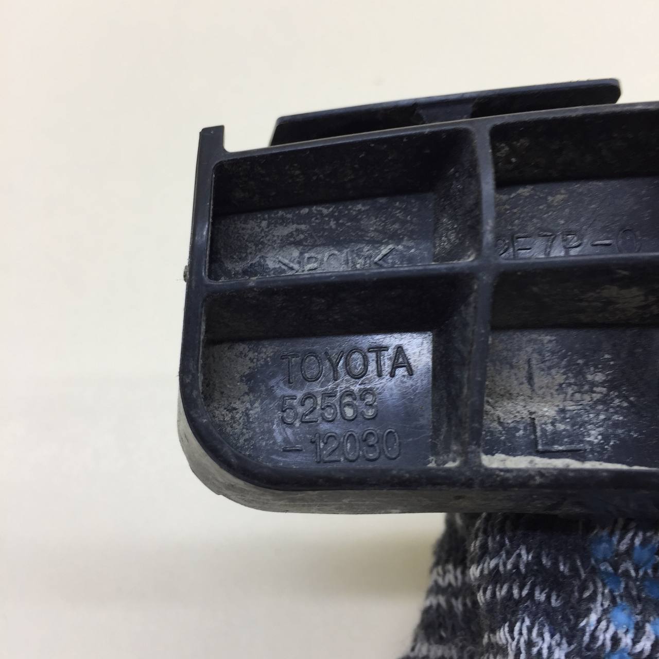 Кронштейн заднего бампера левый Toyota Auris (E150) 2006-2012 Кронштейн заднего бампера левый Toyota Auris (E150) 2006-2012