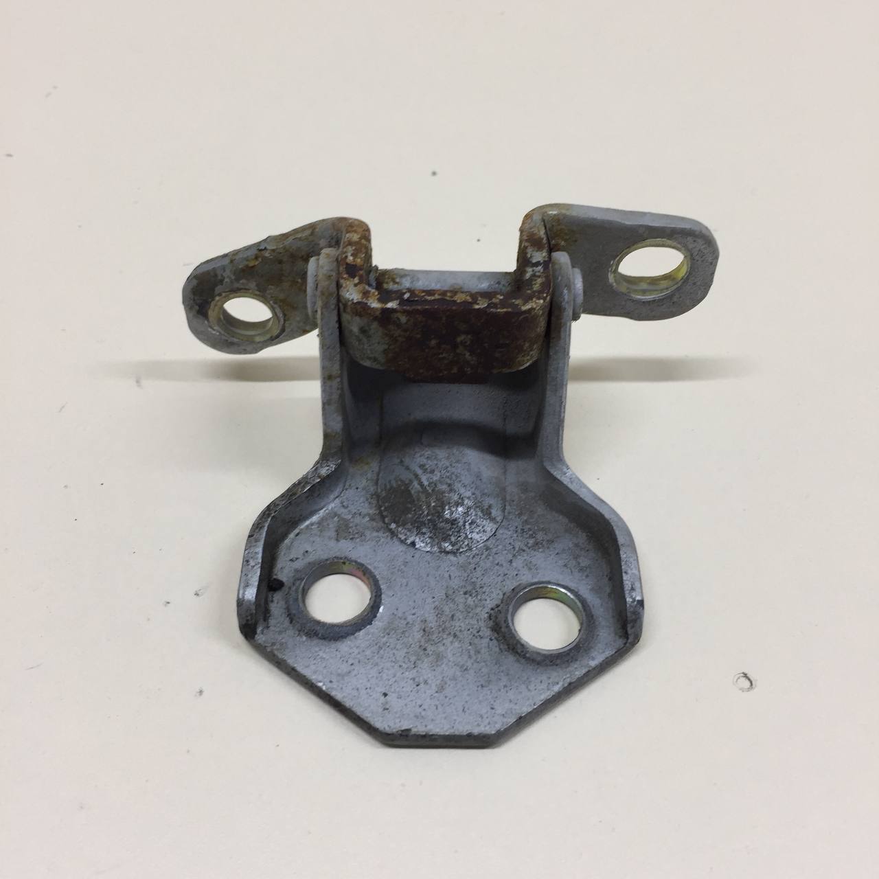 Петля двери передней правой нижняя Kia Spectra (SD) 2004-2011