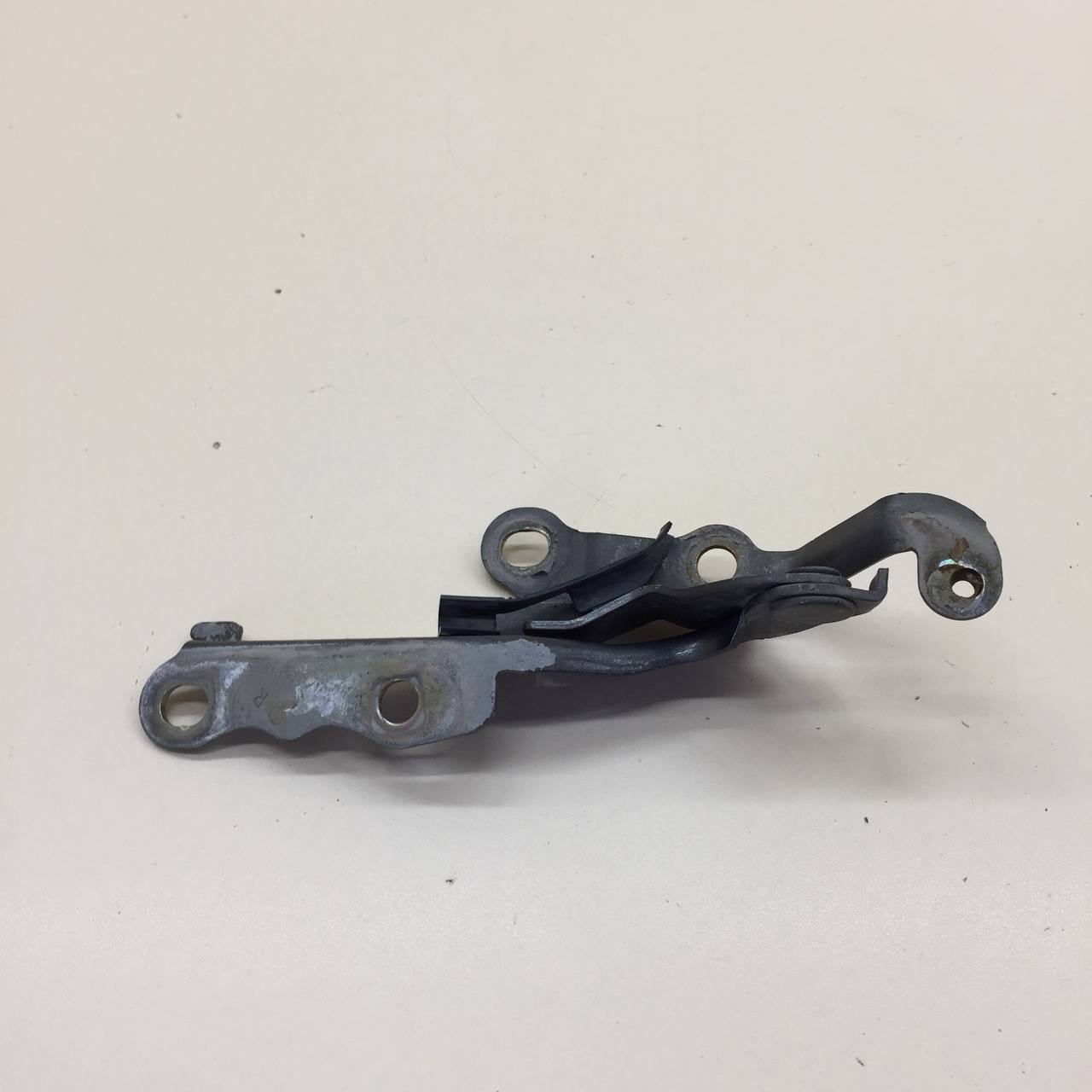 Петля капота правая Toyota Corolla E120 2001-2007