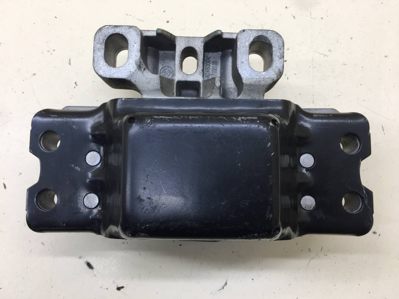 Опора двигателя левая Volkswagen Jetta (A6) 2010-2019 Опора двигателя левая Volkswagen Jetta (A6) 2010-2019