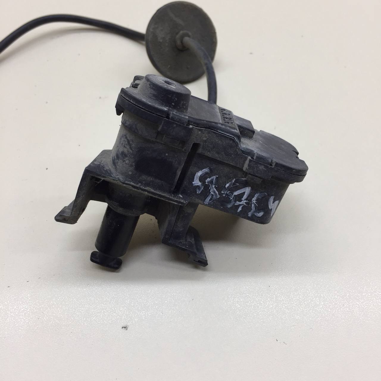 Активатор замка крышки бензобака Volkswagen Polo (MK5) 2011-2020