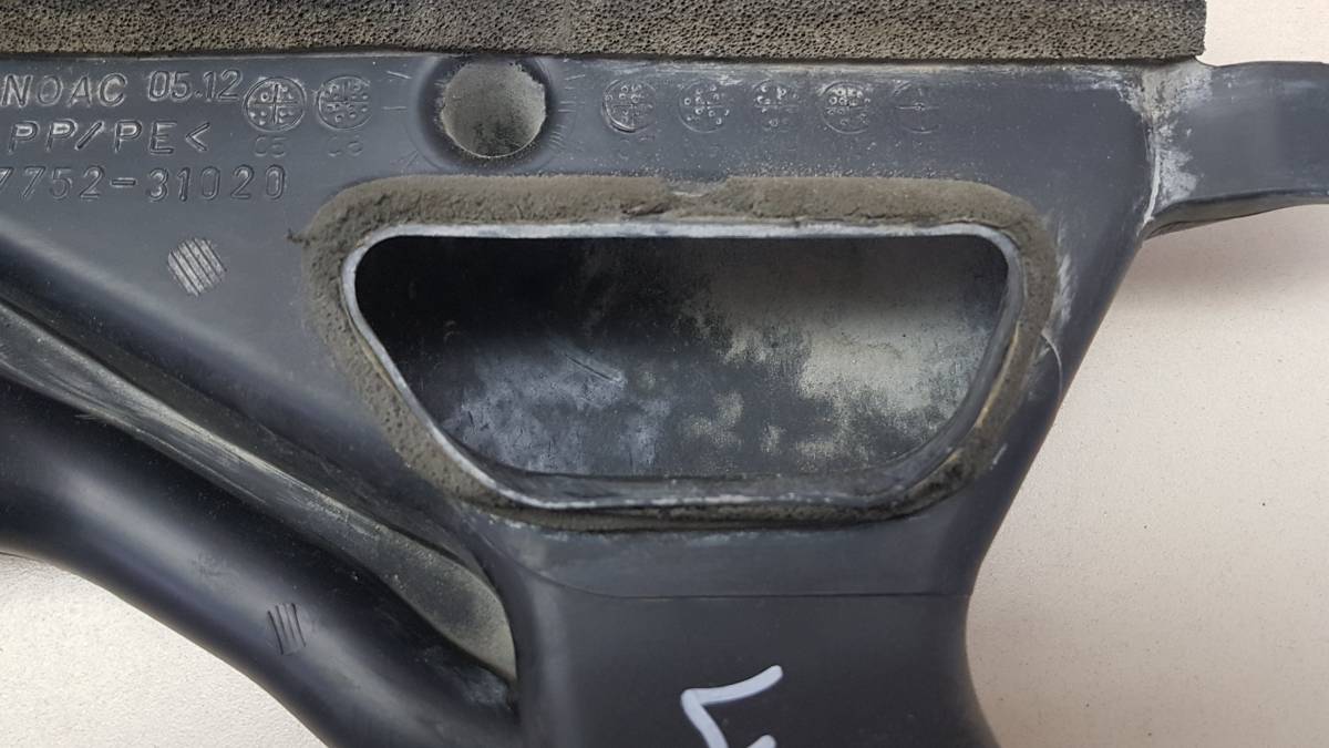 Воздухозаборник (внутри) Toyota Camry (XV40) 2006-2011 Воздухозаборник (внутри) Toyota Camry (XV40) 2006-2011