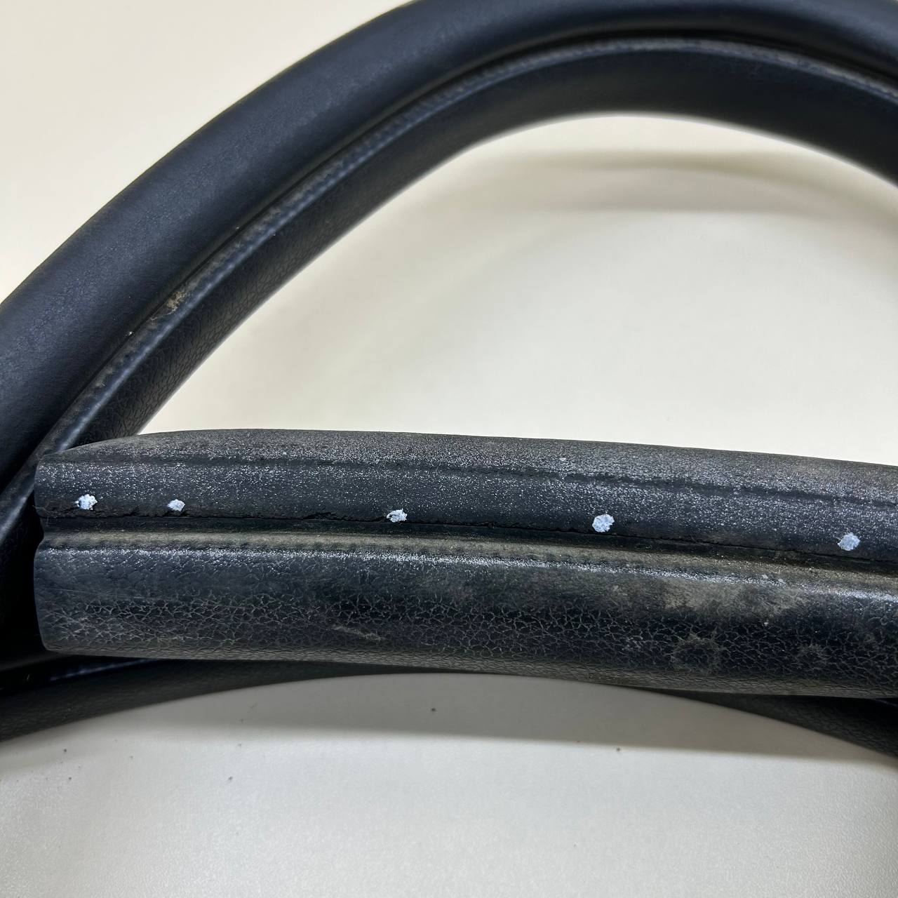 Уплотнитель проема двери передней правой Ford Focus 2 (DA) 2005-2008