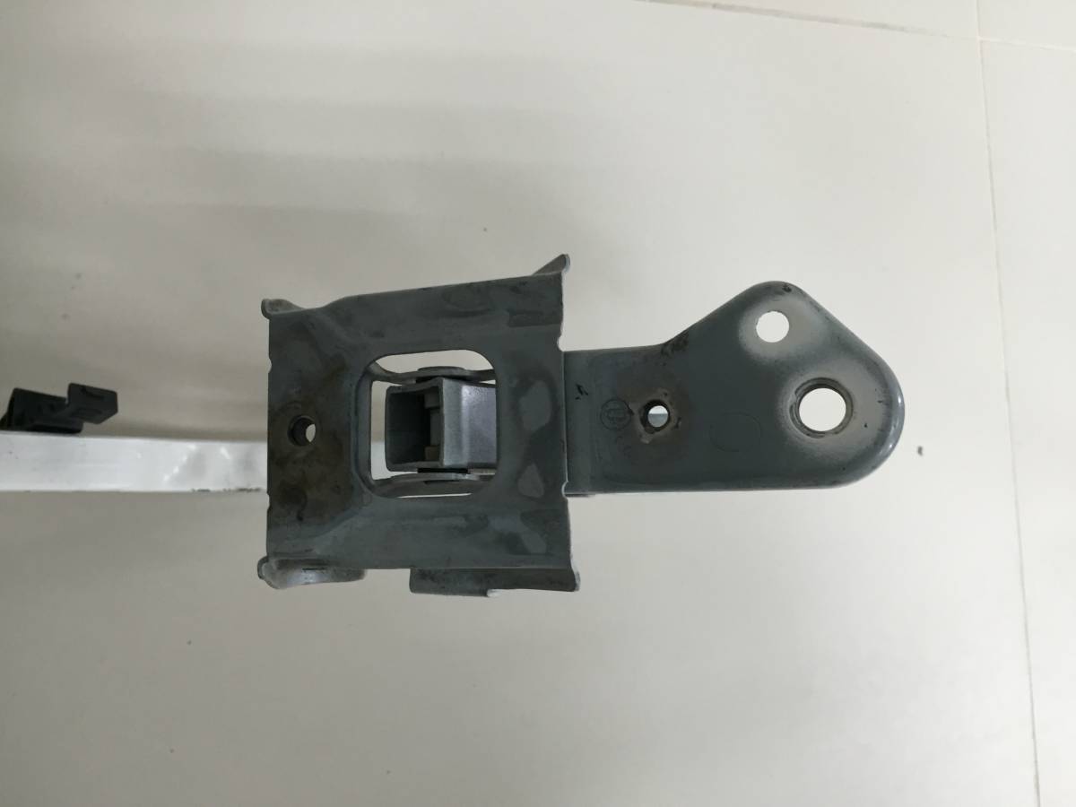 Петля крышки багажника Toyota Mark II  (X100) 1996-2000