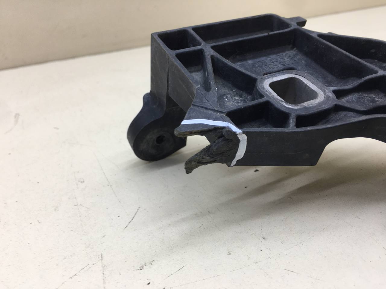 Кронштейн переднего бампера Mercedes-Benz C-Class (W205) 2014>