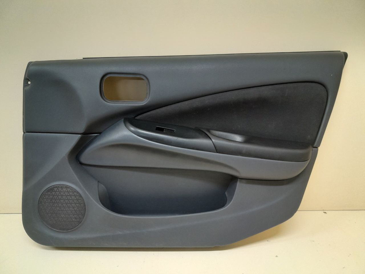 Обшивка двери передней правой Nissan Almera (N16) 2000-2006