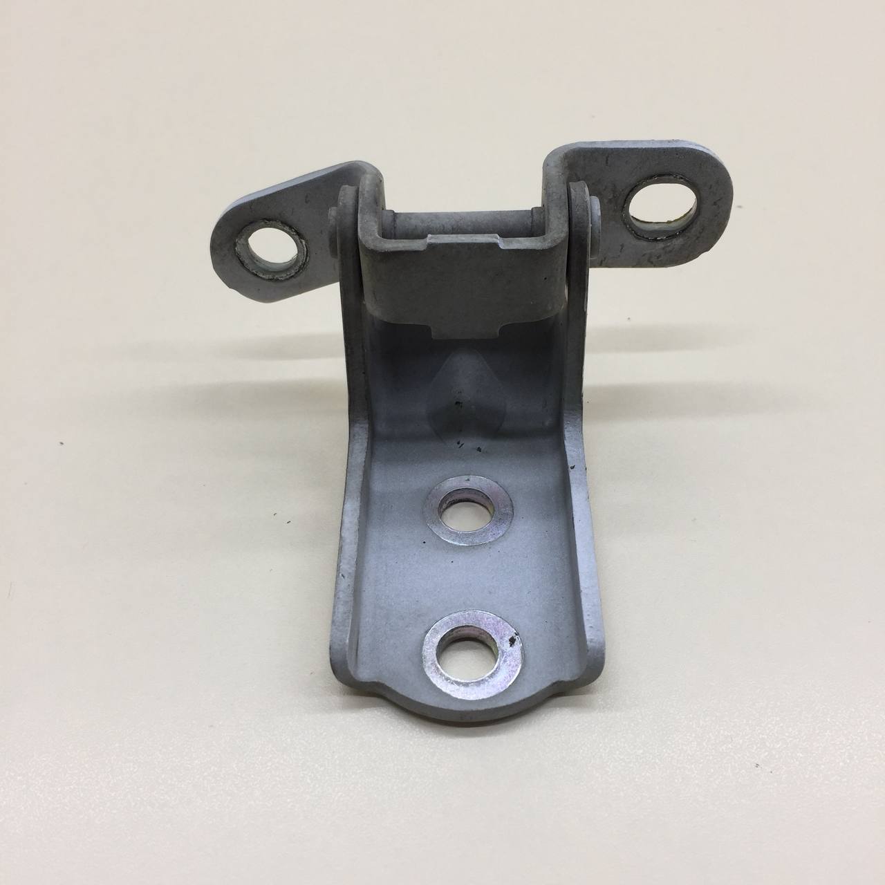 Петля двери передней правой нижняя Hyundai Elantra (CN7) 2020>