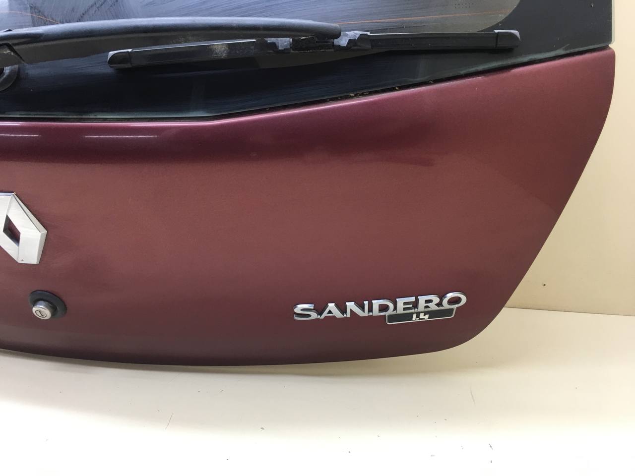 Дверь багажника со стеклом Renault Sandero 2009-2014