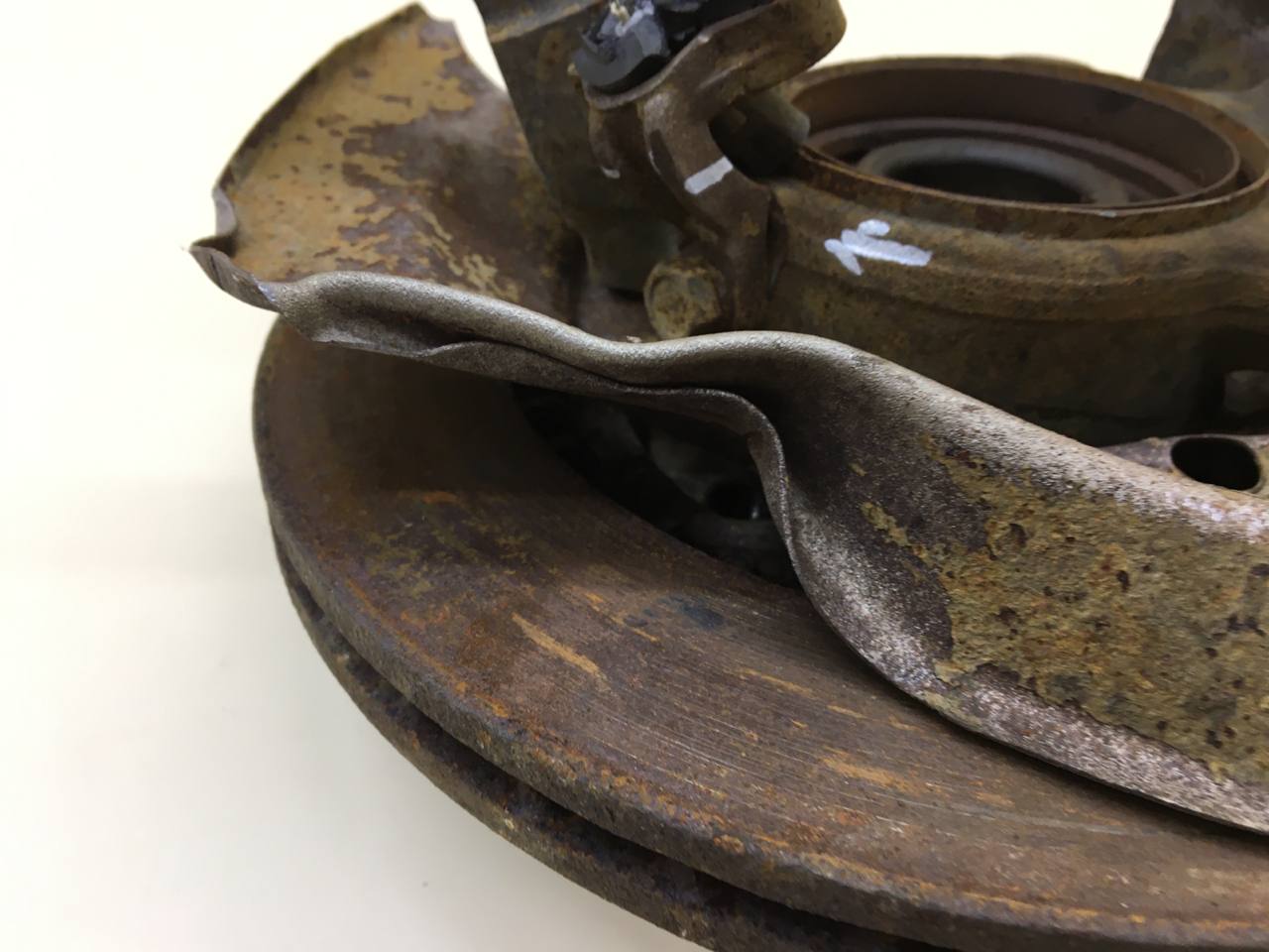 Кулак поворотный передний левый Lada Granta 2011>