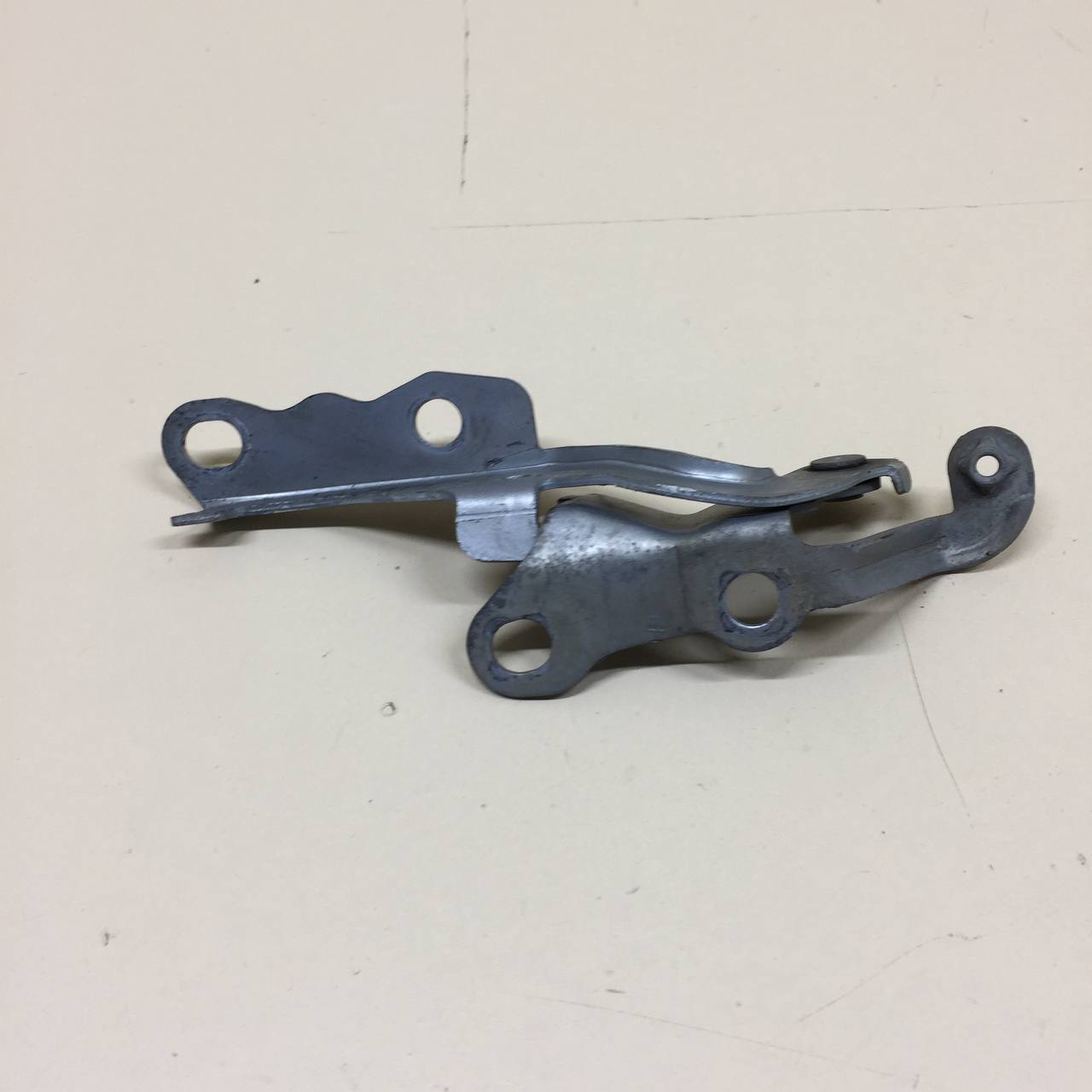 Петля капота правая Toyota Corolla E120 2001-2007